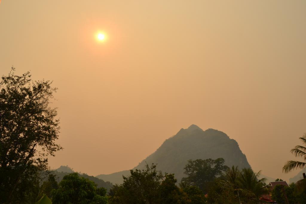 Lamorn Guesthouse Nong Khiaw Bagian luar foto